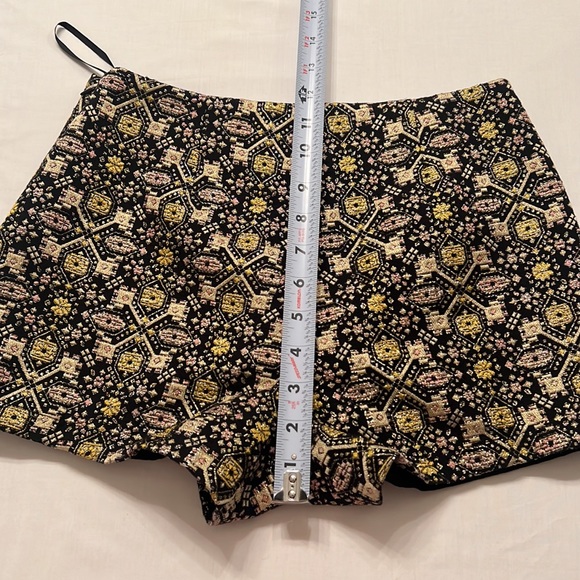 U12- Forever 21 Black Shorts High Waist Gold Metallic Stitch Side Zip Size Small - Picture 5 of 11